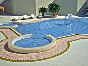 بركة السباحة الجديدة في فندق كراون بلازا عمان