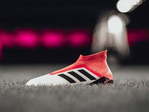 The boot features a PURECUT LACELESS system to deliver maximum surface control while a FORGED KNIT integrated midfoot structure creates medial and lateral stability. 