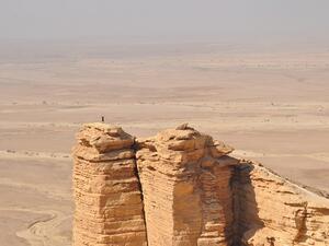 جبل طويق المنحدر الذي يبلغ طوله 700 كيلو متر من جبال فهرين.