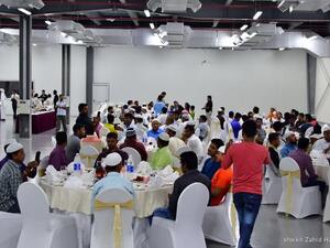 أعدت اللجنة الخيرية وفريق الأطعمة والمشروبات في الفندق مأدبة إفطار كاملة.