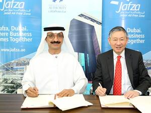 Sultan Ahmed bin Sulayem and Dr. Michael Hwang signing the MoU