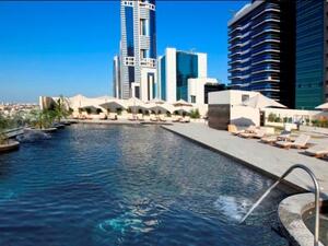 مسبح إنفينيتي في فندق ميلينيوم بلازا دبي