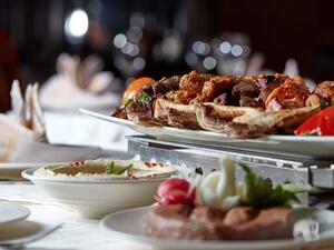 يوسّع الفندق نطاق خدماته ليشمل خدمات تقديم وتزويد الطعام لكافة المناسبات الرمضانية، مع قوائم شاملة ومتنوّعة تحفل بلمسات غير مسبوقة لمفاهيم فن الطهو المبتكر.