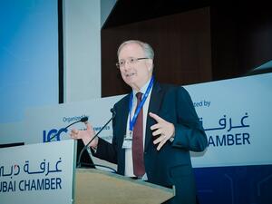 فينس كوك، الرئيس التنفيذي لبنك الفجيرة الوطني الذي ألقى الكلمة الرئيسية في افتتاح المؤتمر