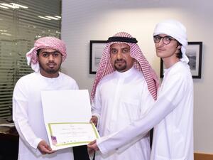 الدكتور هاشم الزعابي يهنئ الطلبة الفائزين في المسابقة من كلية دبي 