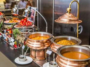 يقدم مطعم سفن هايتس أحد أكبر البوفيهات في دولة الإمارات والذي يشمل أشهى المأكولات العربية ومحطات الطهو الحي والعديد من الأطباق العالمية والحلويات التقليدية.