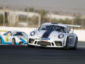 توم أوليفانت يفوز بالسباق الافتتاحي للجولة الثالثة من تحدي كأس بورشه جي تي 3 الشرق الأوسط على حلبة دبي أوتودروم.