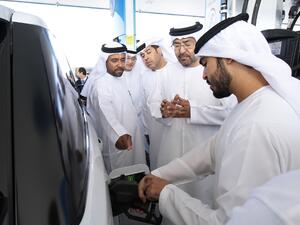 عبد الله ناصر السويدي، الرئيس التنفيذي لشركة بترول أبوظبي الوطنية (أدنوك) وعبد الله سالم الظاهري، الرئيس التنفيذي لشركة أدنوك للتوزيع أثناء افتتاح محطة ربدان بأبوظبي