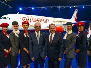 الرئيس التنفيذي لشركة طيران برلين ولفجانج بروك-شاور مع رئيس المجموعة والرئيس التنفيذي للاتحاد للطيران جيمس هوجن أثناء الاحتفال بتدشين الطائرة التي تحمل الألوان والشعارات الجديدة للشراكة بين الاتحاد للطيران وطيران برلين