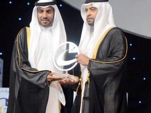 علي سعيد بن حرمل الظاهري، رئيس المجلس التنفيذي لجامعة أبوظبي يتسلم الجائزة
