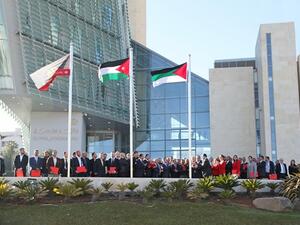 الكابتن عبيدات يرفع علم الثورة مع موظفي الملكية