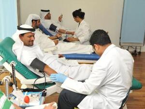 موظفون في شركة دو يتبرعون بدمهم ضمن حملة "قطرة حياة"