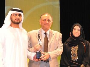 الشيخ مكتوم بن محمد بن راشد آل مكتوم، نائب حاكم دبي، وعثمان سلطان، الرئيس التنفيذي لـ دو الذي تسلّم الجائزة بحضور هالة بدري، النائب التنفيذي للرئيس للإعلام والاتصال في دو