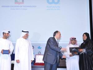 عثمان سلطان، الرئيس التنفيذي لـ دو يرافقه الدكتور طيب كمالي مدير مجمع كليات التقنية العليا، وفهد الحساوي الرئيس التنفيذي للموارد البشرية والخدمات المشتركة في دو، خلال تسليمهم الشهادات للخريجين