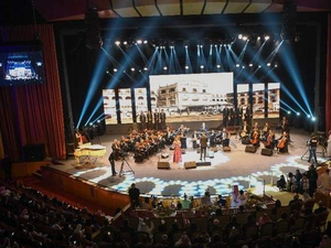 The performance played to a packed house of Saudis, both male and female. (KhT)
