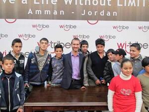 صورة جماعية للأطفال المشاركين مع Nick Vujicic
