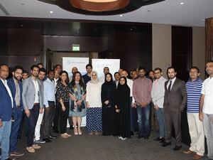 ماهيش بالاسوبرامانيان، الشريك في قسم التدقيق في شركة كي بي إم جي  فخرو في البحرين مع المشاركين في ورشة العمل من جمعية المحللين الماليين المعتمدين في البحرين.
