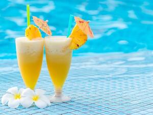 يدعو الفندق ذو الخمس نجوم ضيوفه لحضور حفلة "لواو" luau  لليلة رأس السنة المستوحاة من الأجواء الإستوائية لجزر هاواي. 