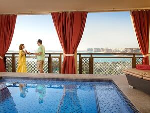 تقدم باقة الرومانسية للعملاء مجموعة من المزايا الحصرية ومنها ترقية مجانية للغرف، مغادرة الفندق متأخراً حتى 6 مساءً، تناول وجبات الإفطار في الغرف، وجبة عشاء خاصة لشخصين. 