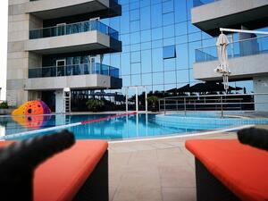 يوفر تيراس حوض السباحة جازيبو الموازي للنادي الصحي مكاناً ممتعاً للسباحة وأخذ حمام شمس وتناول الطعام واللعب لفترة طويلة.