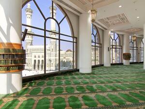 تتمتع قاعات الصلاة بالهدوء والسكينة، وهي موزعة على أربع قاعات مكيفة وفسيحة للصلاة.