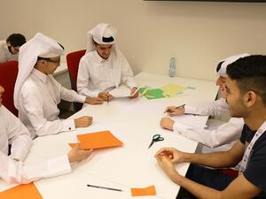 مجموعة من الطلاب تقوم بتعديل لعبة "تعلم وتمتع" خلال المخيم المهني الصيفي الذي نظمه مؤخرًا مركز قطر للتطوير المهني