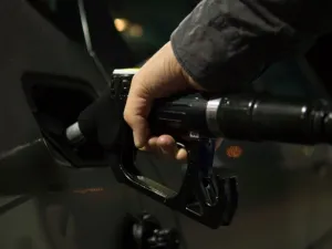 Citizens who earn up to OMR 950 a month will be able to benefit from the fuel subsidy system starting August 1, 2018.