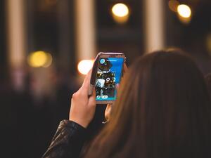 Snapchat's new feature gives users the freedom to infinitely loop their videos. (Pexels)