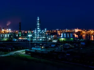 Projects worth about $6 billion in oil and gas are underway or soon to begin in Bahrain, according to Bahraini oil minister Shaikh Mohammed bin Khalifa. (File photo)