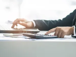 التميّز سيضمن لك الأمان الوظيفي، لذا عليك التحلّي بالذكاء، وأن تكون جدير بالثقة.