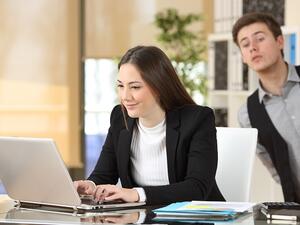 36% من مستخدمي الإنترنت في الإمارات يتجسسون على شركاء حياتهم على الإنترنت من أجل معرفة ما يفعلون. (Shutterstock)