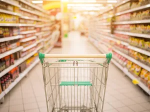 أعلنت قطر حظر المنتجات والسلع التي منشأها الإمارات والسعودية ومصر والبحرين وذلك بعد مرور نحو عام على حصار هذه الدول للدوحة.