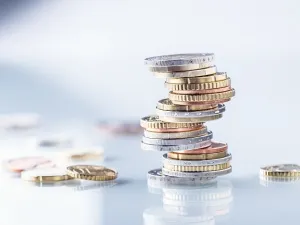 صعد اليورو أكثر من 0.6 بالمئة إلى 1.1728 دولار متعافيا من أقل مستوى في ستة أشهر ونصف الشهر عند 1.1646 دولار.