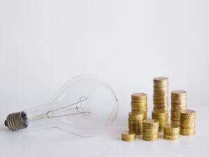 يعيش كل صاحب منزل شهريا في حالة ترقب مرعبة لفاتورة الكهرباء، خوفا من أن تكون مرتفعة عن الشهر الذي سبقه.