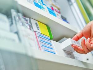 Experts have found a number of obstacles facing the employment of 20,000 Saudi pharmacists in pharmacies across the Kingdom.
 (Shutterstock)