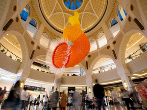 دبي مول يستقبل تحفة فنية جديدة تحمل اسم Skyward، أحدث إبداعات الفنان العالمي جيسون هاكنويرث.