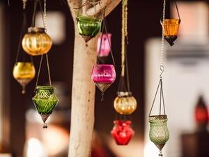 مطعم وخيمة سوق يدعو الضيوف إلى الاستمتاع بأجوائه الترحيبية الدافئة ضمن تصاميم الأرابيسك المميزة.