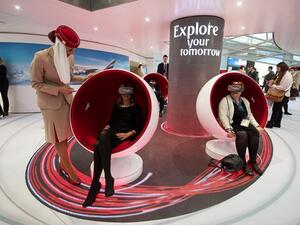 زوار المعرض يستمتعون بتجربة السفر الافتراضي في جناح طيران الإمارات