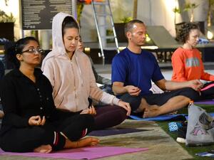 تستمر جلسة اليوغا لمدة 60 دقيقة، وذلك من الساعة 6:30 مساءً وحتى 7:30 مساءً من كل يوم أحد إبتداءً من 11 فبراير 2018.