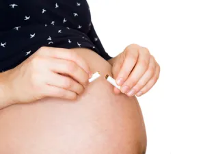 على كل حامل أن تعرف مخاطر التدخين على صحتها وصحة جنينها (shutterstock.com)
