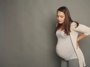 تصاب الحامل عادة اثناء فترة بآلام فى الظهر تبدأ في الشهور الثلاثة الأخيرة 