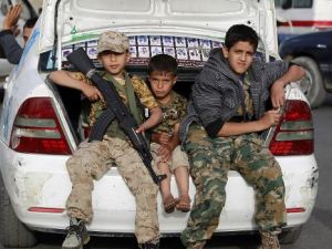 اطفال خلال مسيرة مؤيدة للحوثيين في صنعاء
