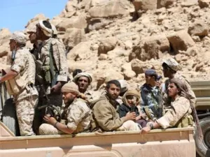 قوات موالية للحكومة اليمنية اثناء عملية عسكرية قرب العاصمة صنعاء
