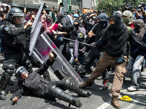 مقتل ستة أشخاص واعتقال 900 خلال احتجاجات على رفع أسعار الوقود