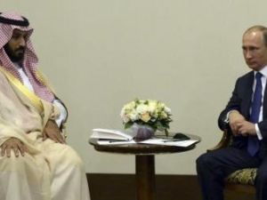 الرئيس الروسي فلاديمير بوتين (الى اليمين) اثناء اجتماع مع وزير الدفاع السعودي الأمير محمد بن سلمان في منتجع سوتشي
