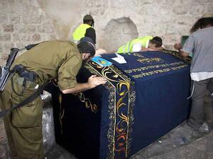 مواجهات بين شبان فلسطينيين ومستوطنين اقتحموا "قبر يوسف" في نابلس