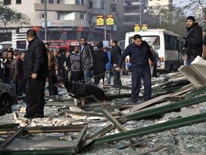 وقع الانفجار قبل موعد صلاة الجمعة بقليل وهو الوقت الذي تقل فيه حركة المرور 