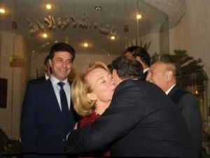 صورة تظهر تقبيل النائب قشوع للسفيرة الاميركية في الاردن والتي اثارت تهكم النائب السعود ضده في البرلمان