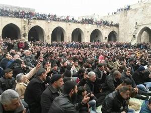 أدى المصلون عقب صلاة الجمعة صلاة الجنازة على شهداء القسام السبعة 