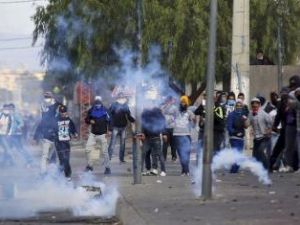 محتجون اثناء اشتباكات مع الشرطة في القصرين بتونس يوم الاربعاء
